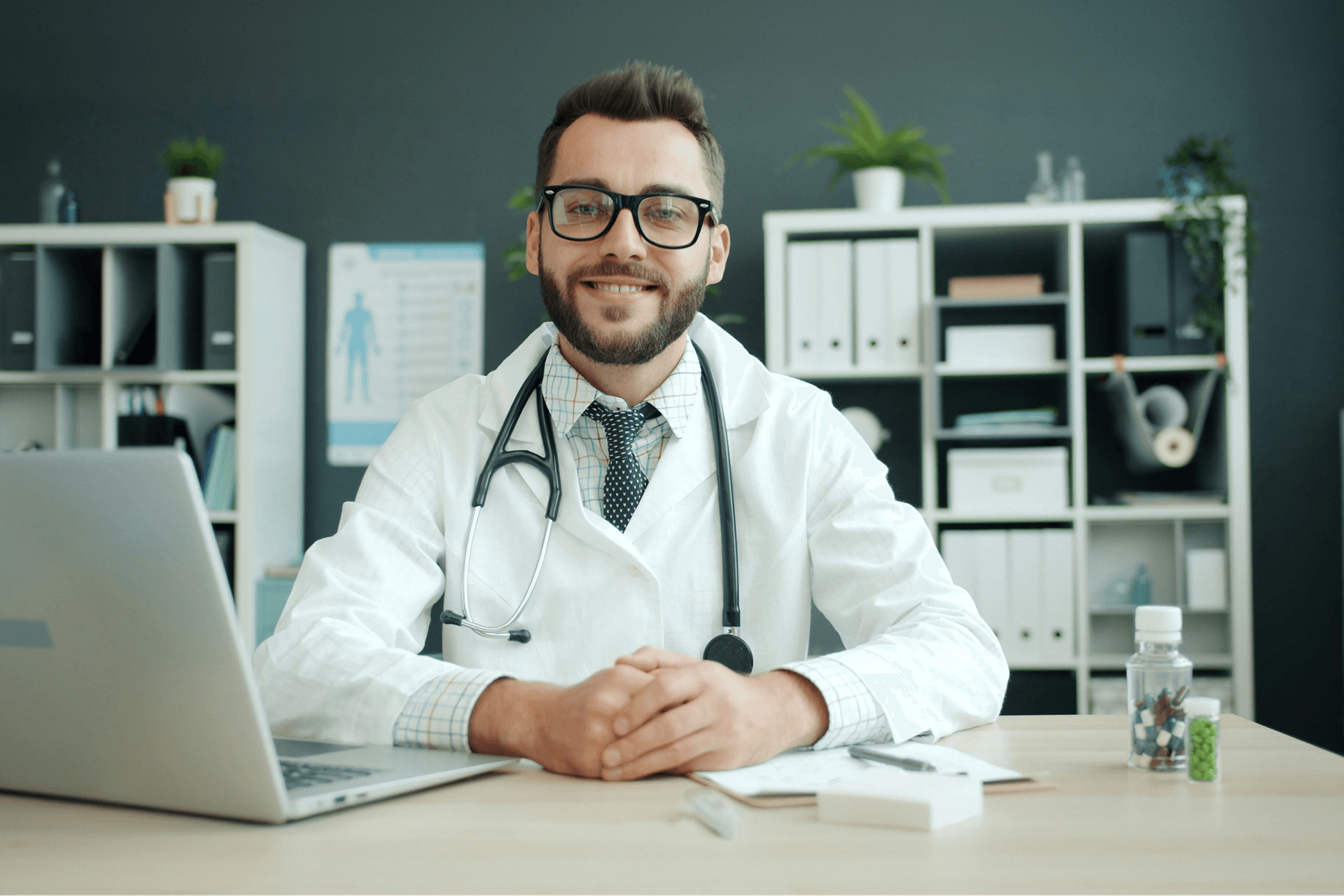Médico en consulta online de telemedicina en España